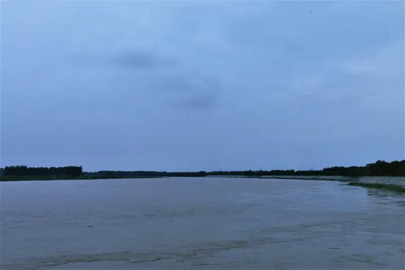 景区女子和儿童落水事件真让人痛心。像山东曹县那个景区，桑女士花19.9元带俩孩子