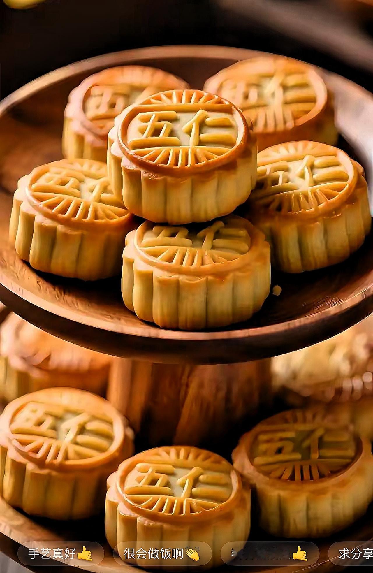 谁能想到？被骂了好几年的五仁月饼，今年居然卖断货了！前几天跟在商场卖糕点的女