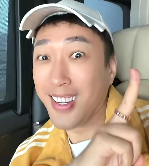 何晟铭专门开了一个小号回忆和于正的过往且这个账号唯一关注的人就是于正，于正看到