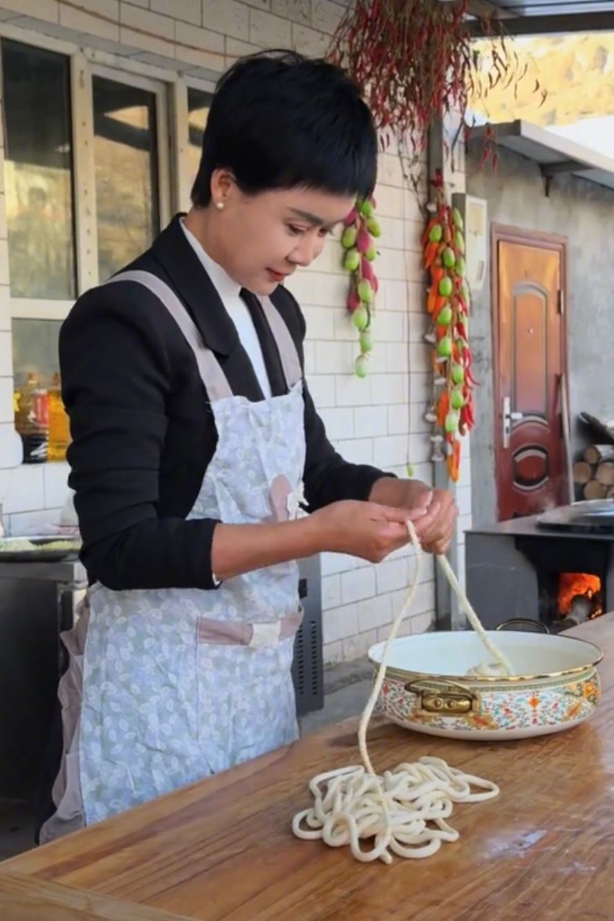《贺娇龙：生日宴在助农现场，生命最后一刻仍在为新疆带货》