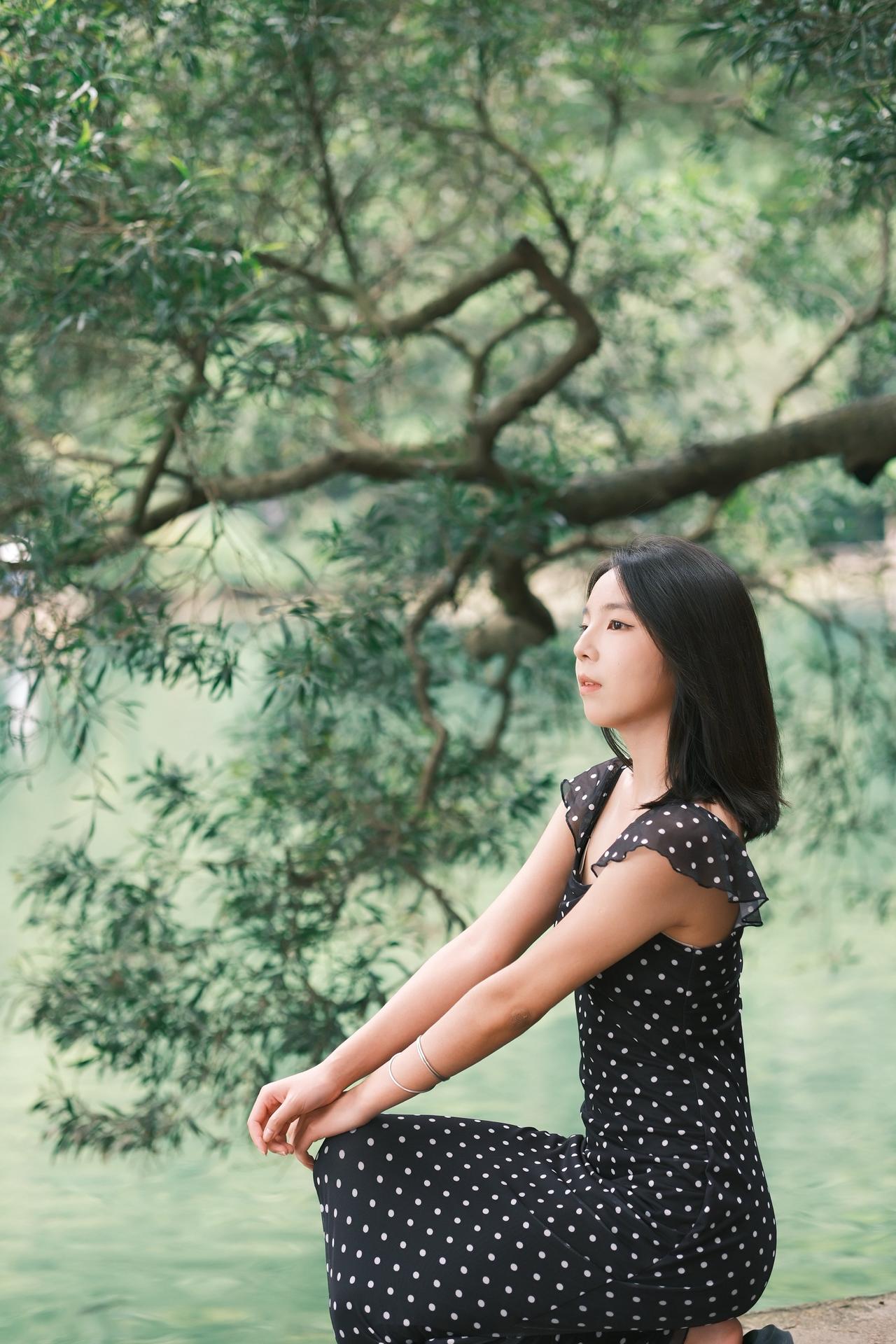 小姐姐在湖水边拍照，忘记了时间＂只想把自己融进风景里少女感夏日ootd夏日穿搭