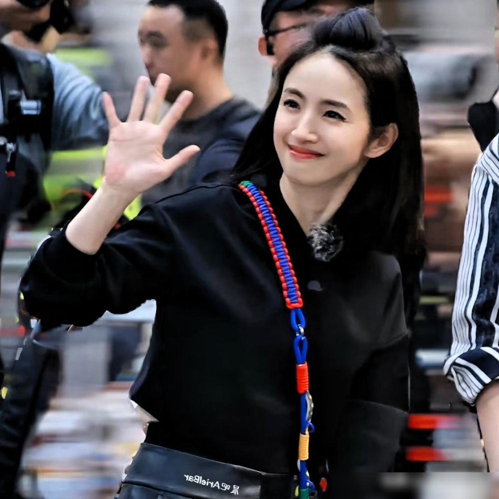 演了一辈子傻白甜的林依晨，这次直接把所有人圈粉了。花少8刚开播，全员i人没人敢自荐当导游。林依晨默默