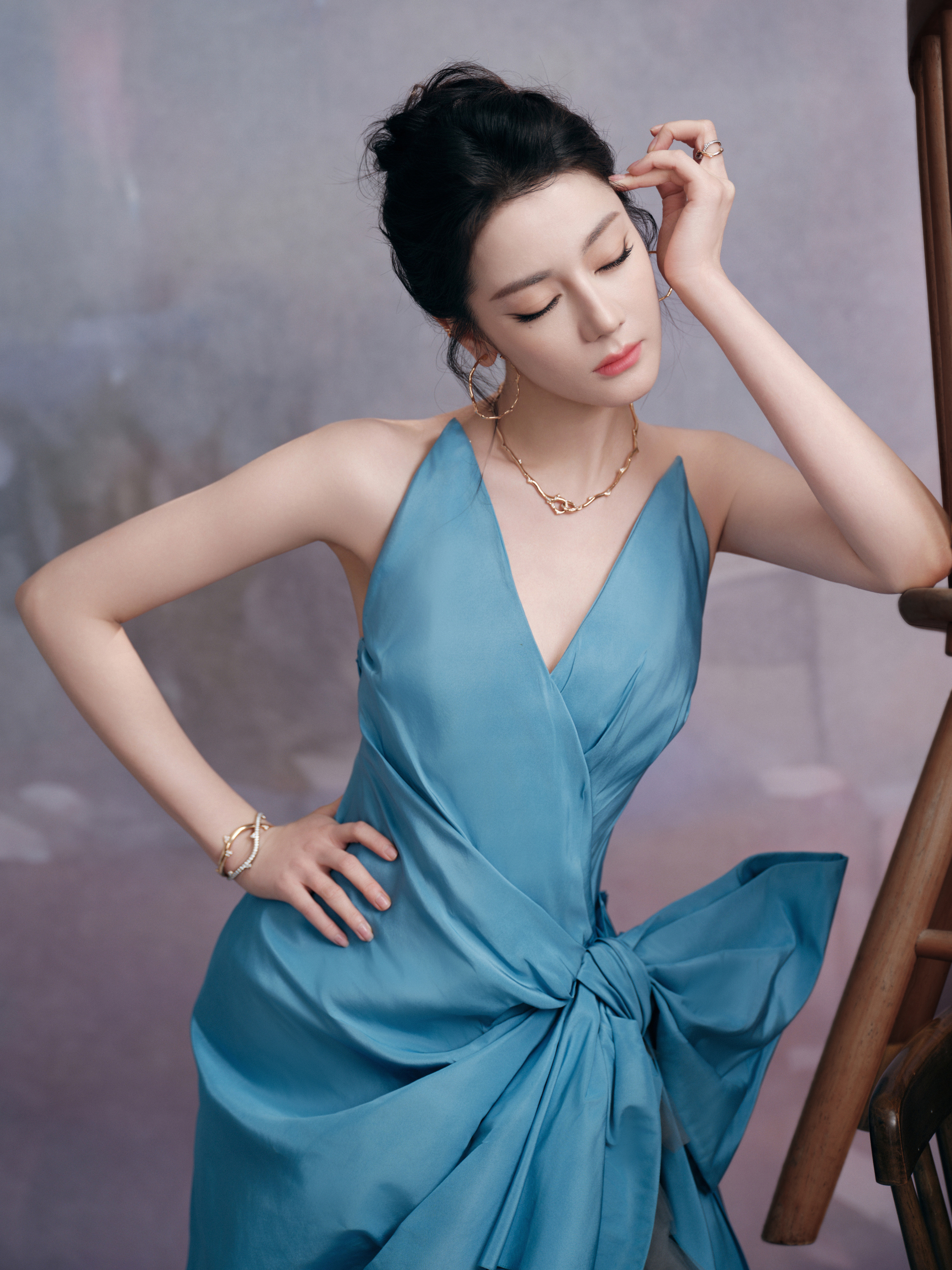 迪丽热巴 蒂芙尼蓝晕染的温柔，是藏在裙摆与眼波里的风情万种。33岁迪丽热巴状态