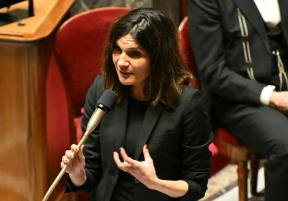 《费加罗报》报道，当地时间25日，法国国防部长鲁弗，在接受采访时表示，巴黎不会追