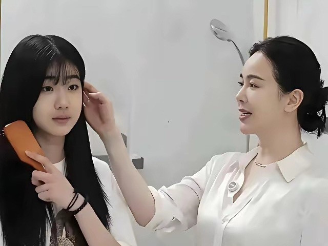 左小青的女儿，眉毛也太浓了