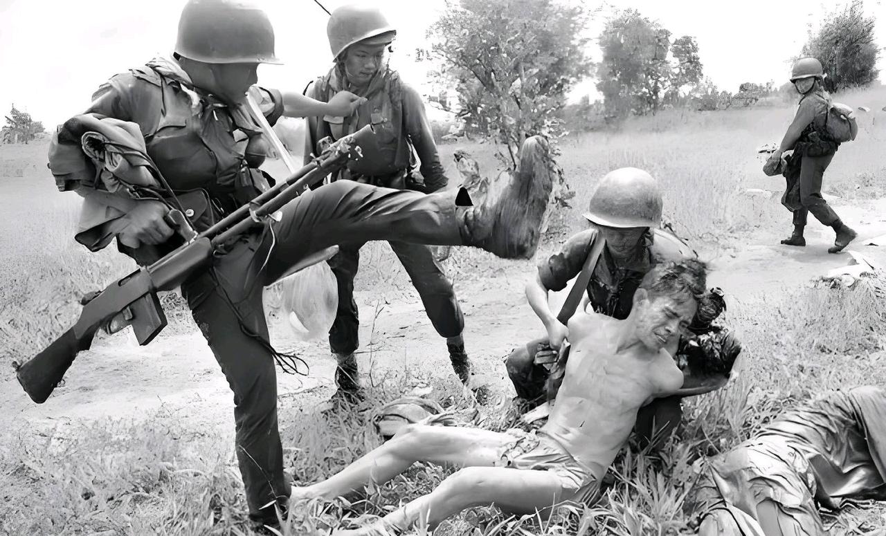 1979年2月21日，高华忠带领9名战士担任掩护全营撤退任务。激战中他击毙敌人4