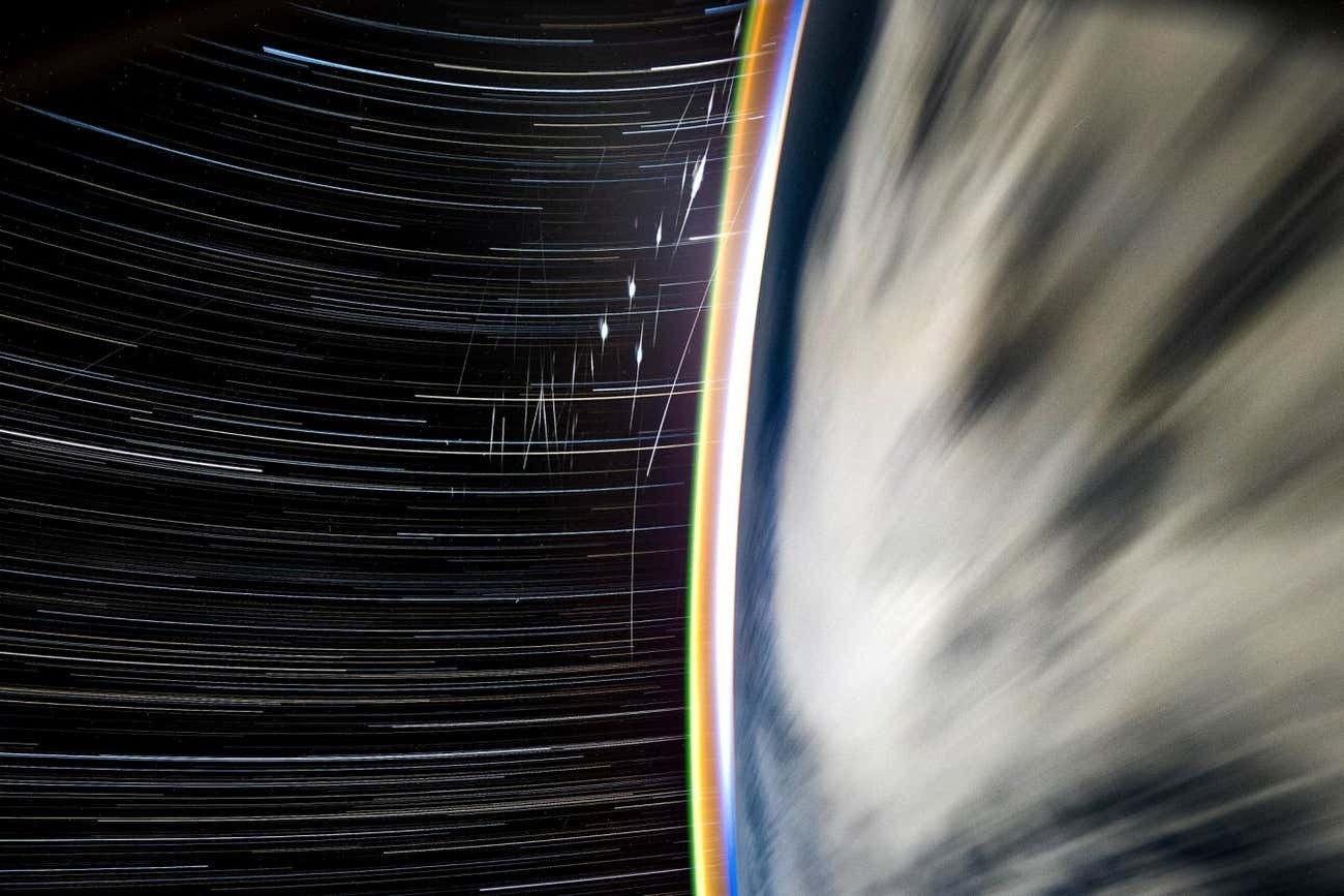 【太阳风暴对星链等大规模星座构成的新威胁】一项基于公开卫星跟踪数据的研究指出，太