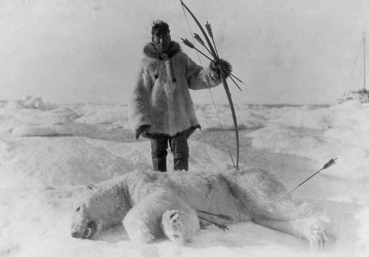 因纽特弓箭手与他在阿拉斯加苔原的猎物合影，1924年11月……对于生活在阿拉斯加