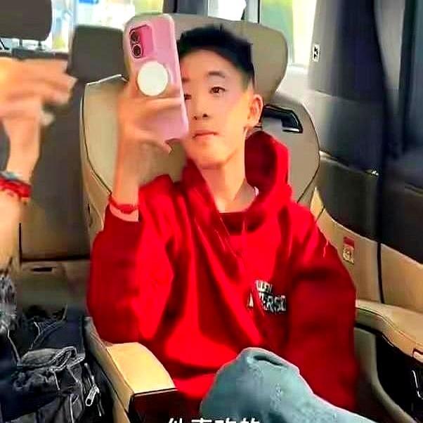 陈小春开演唱会嗓子都快唱冒烟了，老婆应采儿竟然全程没露面？这一扒才发现，