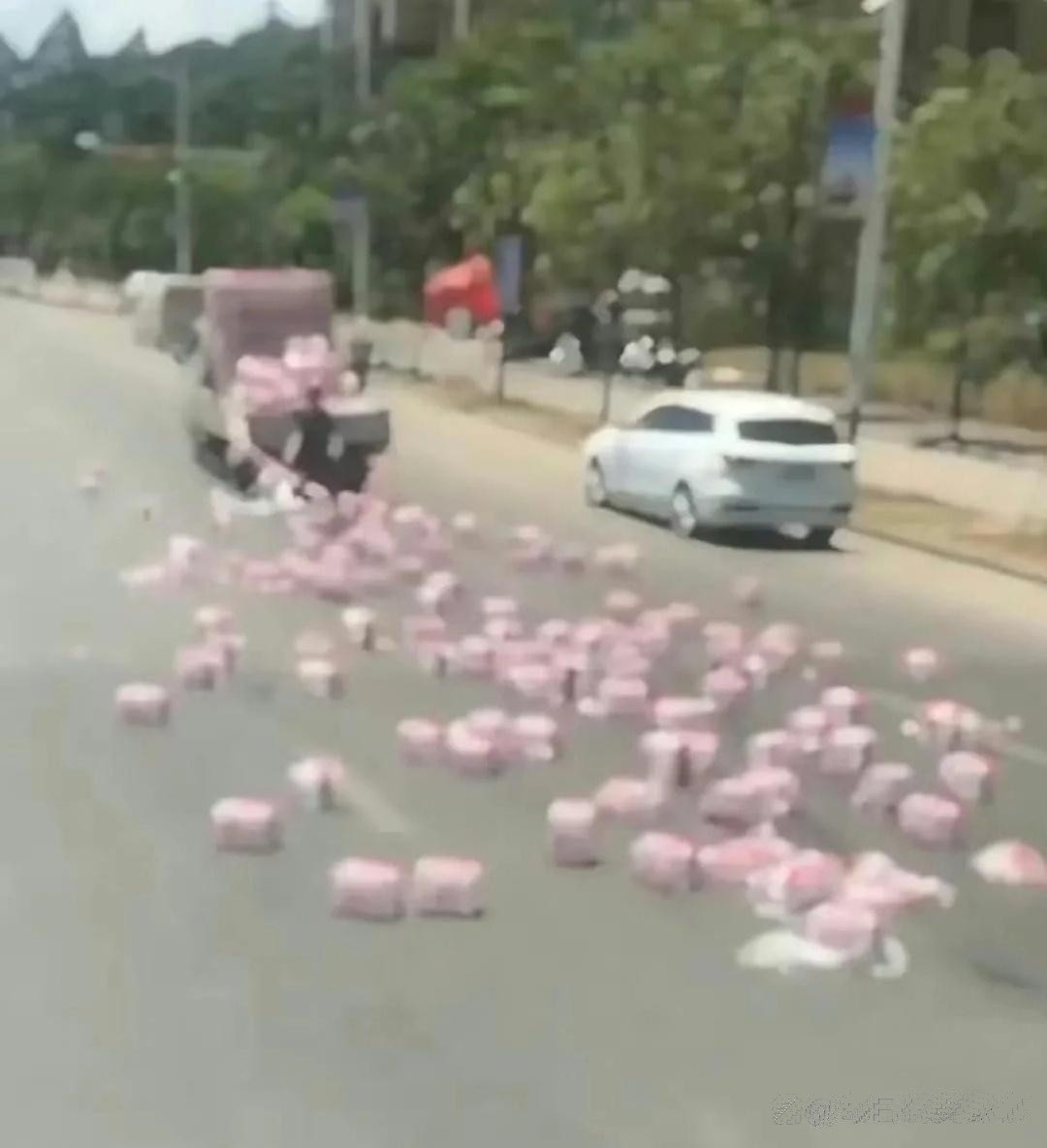 近视眼，忘带眼镜了，看啥都像钱！