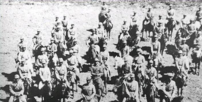 1938年，一支2300人的八路军精锐秘密北上大青山，参谋长却在酷暑天让每人穿上
