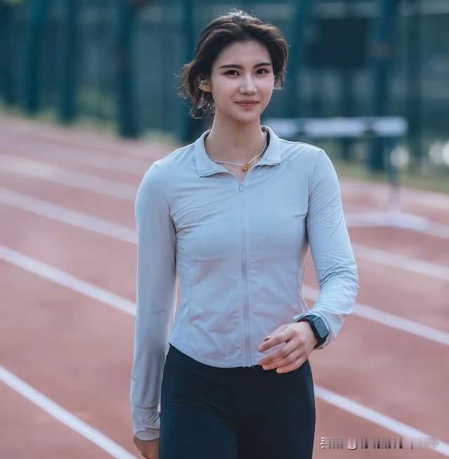 跨栏女神夏思凝，五官清秀，魅力值拉满