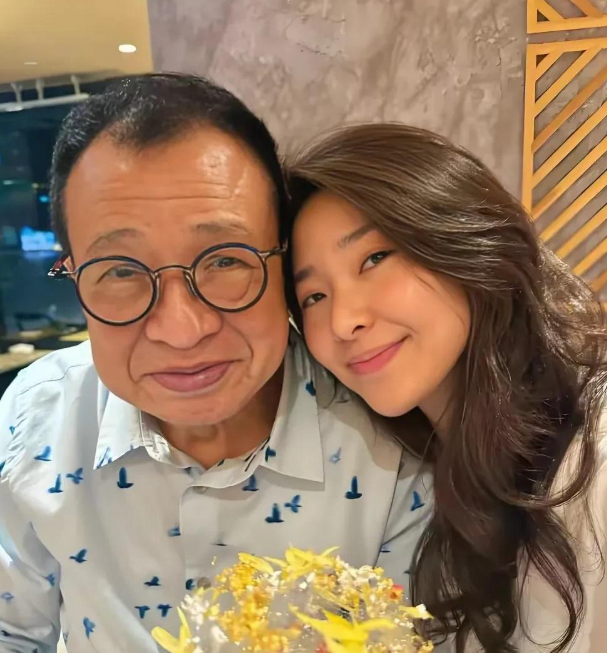 76岁许绍雄为28岁女儿庆生，父女同框神似引热议