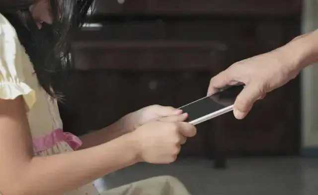 13岁儿子沉迷手机到要跳楼的地步你敢信？我这个当妈的差点被他砸断胳膊！那天晚上抢他手机，这崽子疯了一