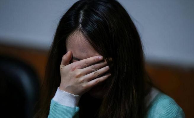 “太离谱了！”广东一男子与网恋女友线下奔现，饭后在公寓房间云雨时，突遭猛烈砸