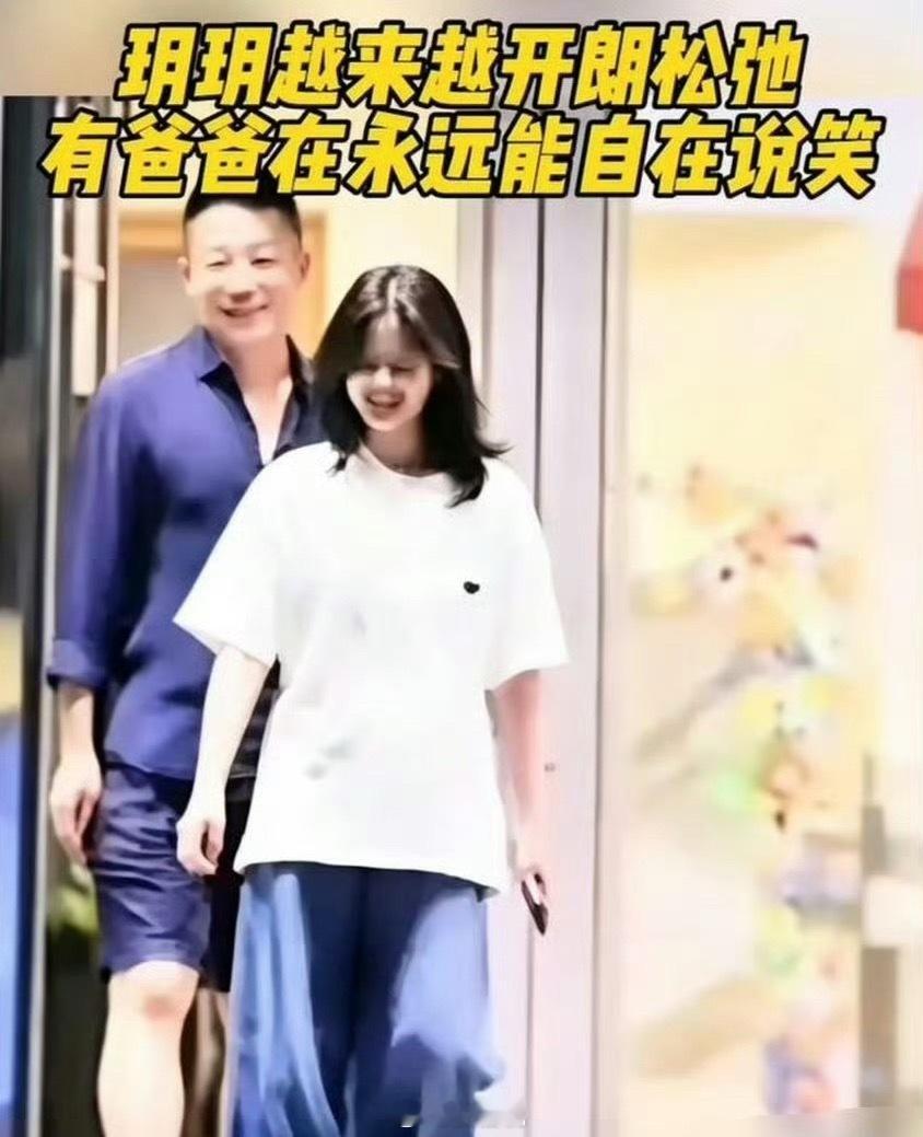 汪小菲陪玥儿在香港办理信托✨玥儿神态和年轻时候的大S简直一模一样整个人越来越开朗