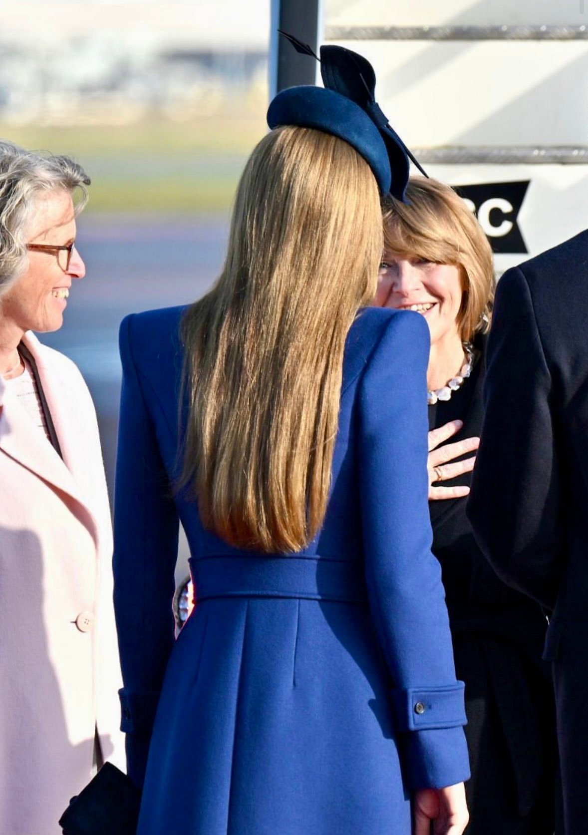 Katie今日发型，不是前几日的波浪卷了~英国王室凯特王妃katemiddlet