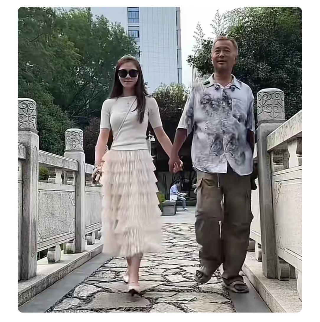 流浪法师沈巍虽然看破了名利，但终究是没有看破红尘，和南京美女晓晓十指紧扣了。这就