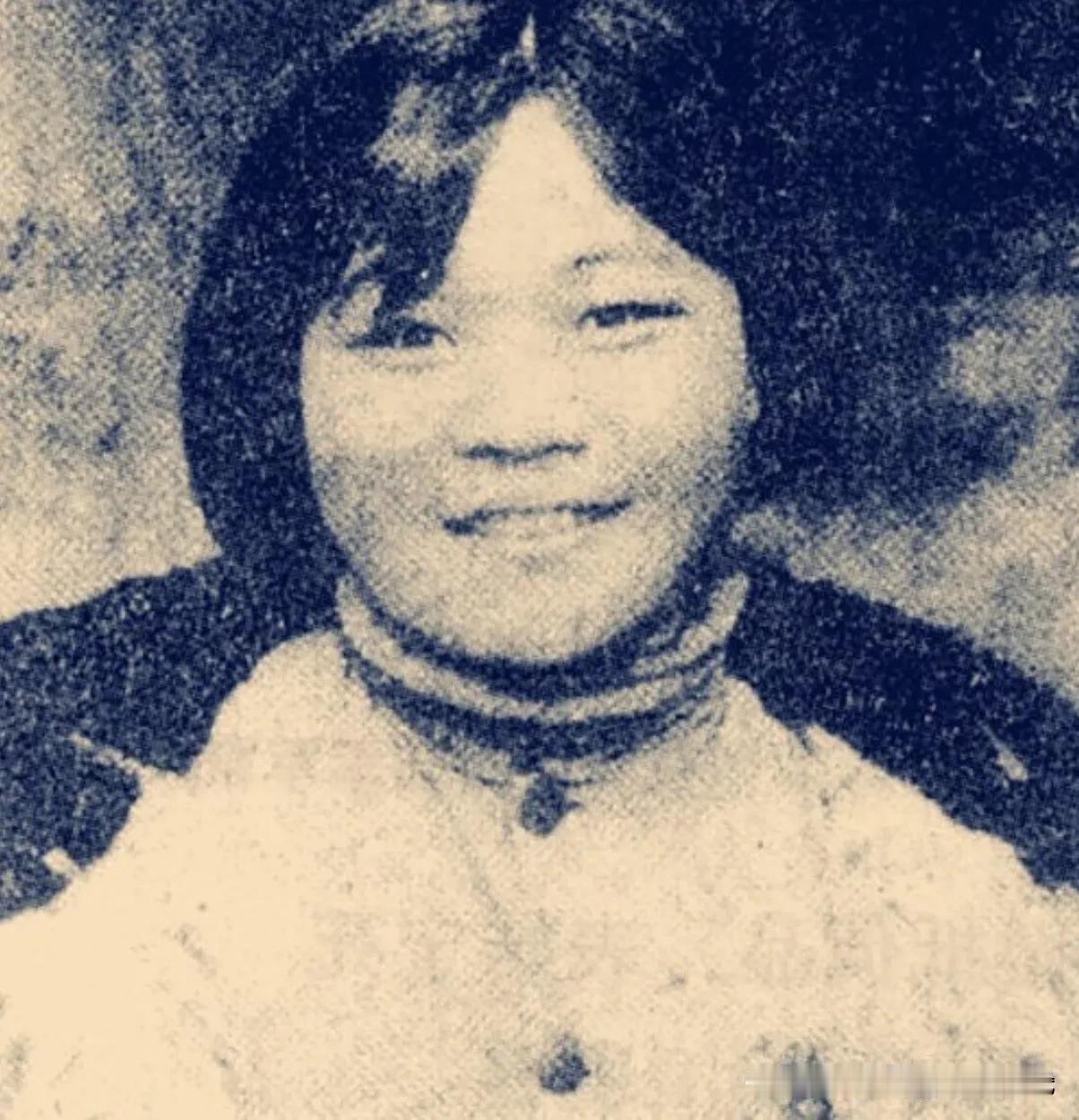1938年的延安，历经十年生死别离的彭德怀与结发妻子刘坤模再度相逢。久别重逢的喜