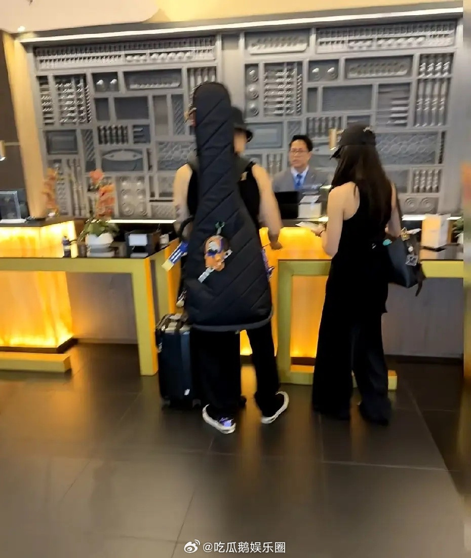 有网友在吉隆坡机场偶遇吴建豪，还有他的新婚太太！她太太叫荒卷绘美，是日本人，小时