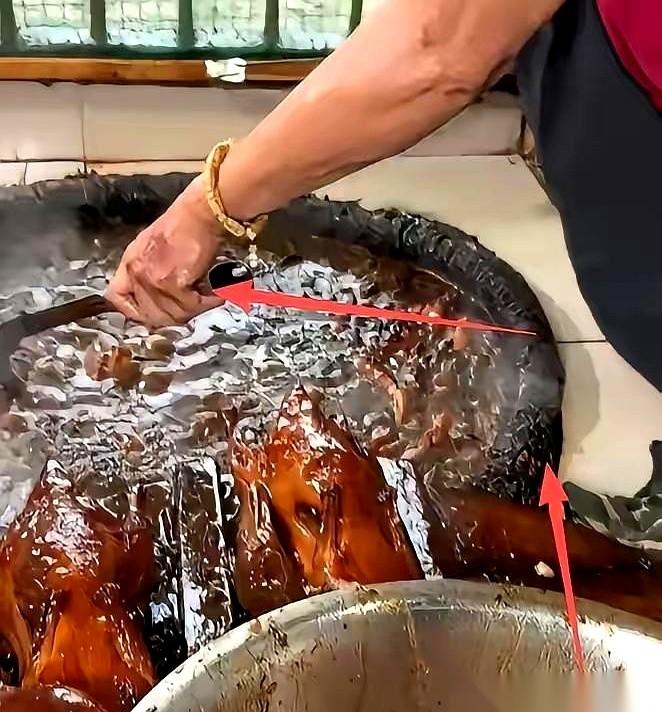 合肥街头，七十多岁的老大爷守着一口号称熬了四十年的老卤锅，摊位前常年排着见不到尾