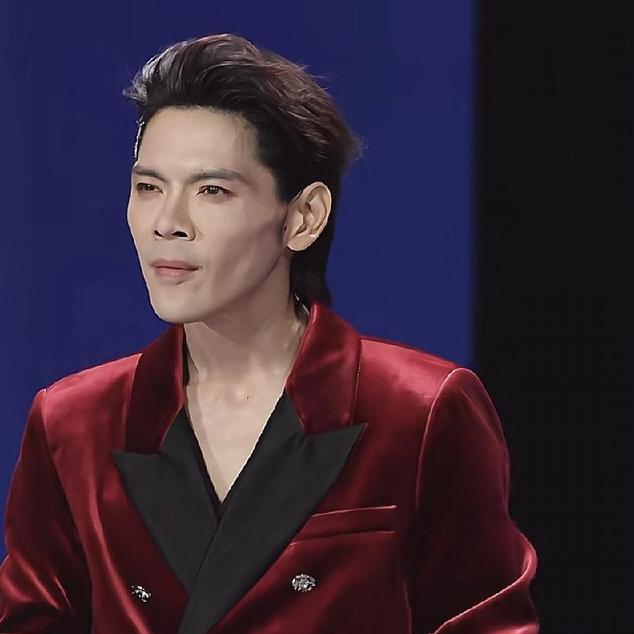 我有个朋友是学心理学的，看到向佐给百克力来了一脚，她说了一句大实话，她说向佐