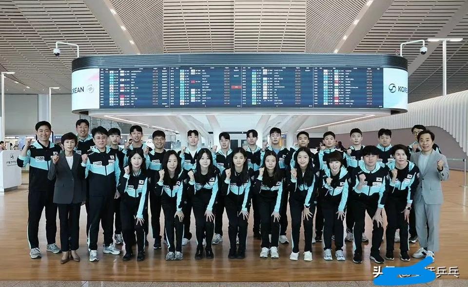 4月28日韩国乒乓球国家队，仁川机场出征伦敦世乒赛，合影留念，韩国男队主教练吴尚