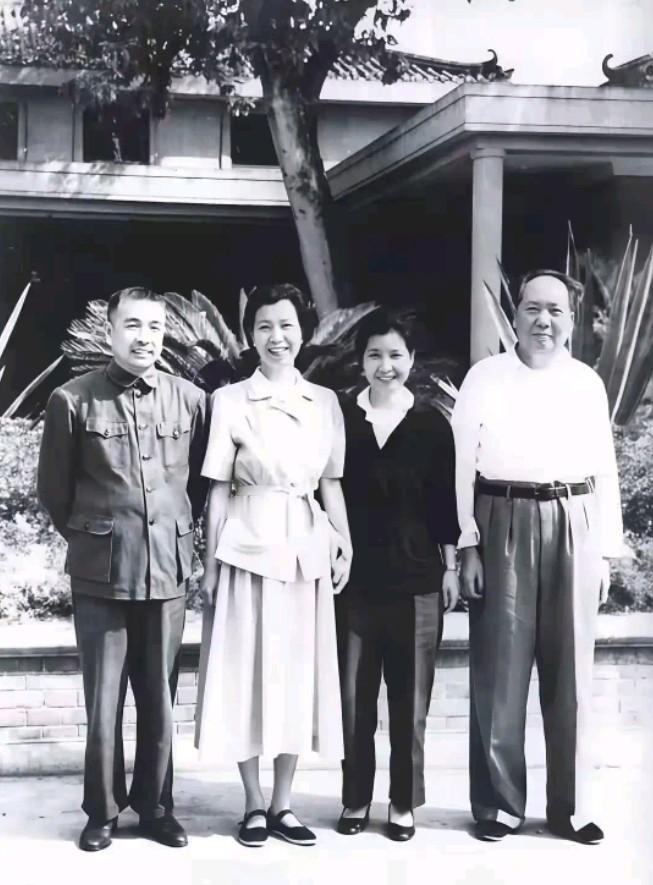 今天给大家看一张超珍贵的老照片——毛主席夫妇和陶铸、曾志夫妇的合影，每一次看都忍