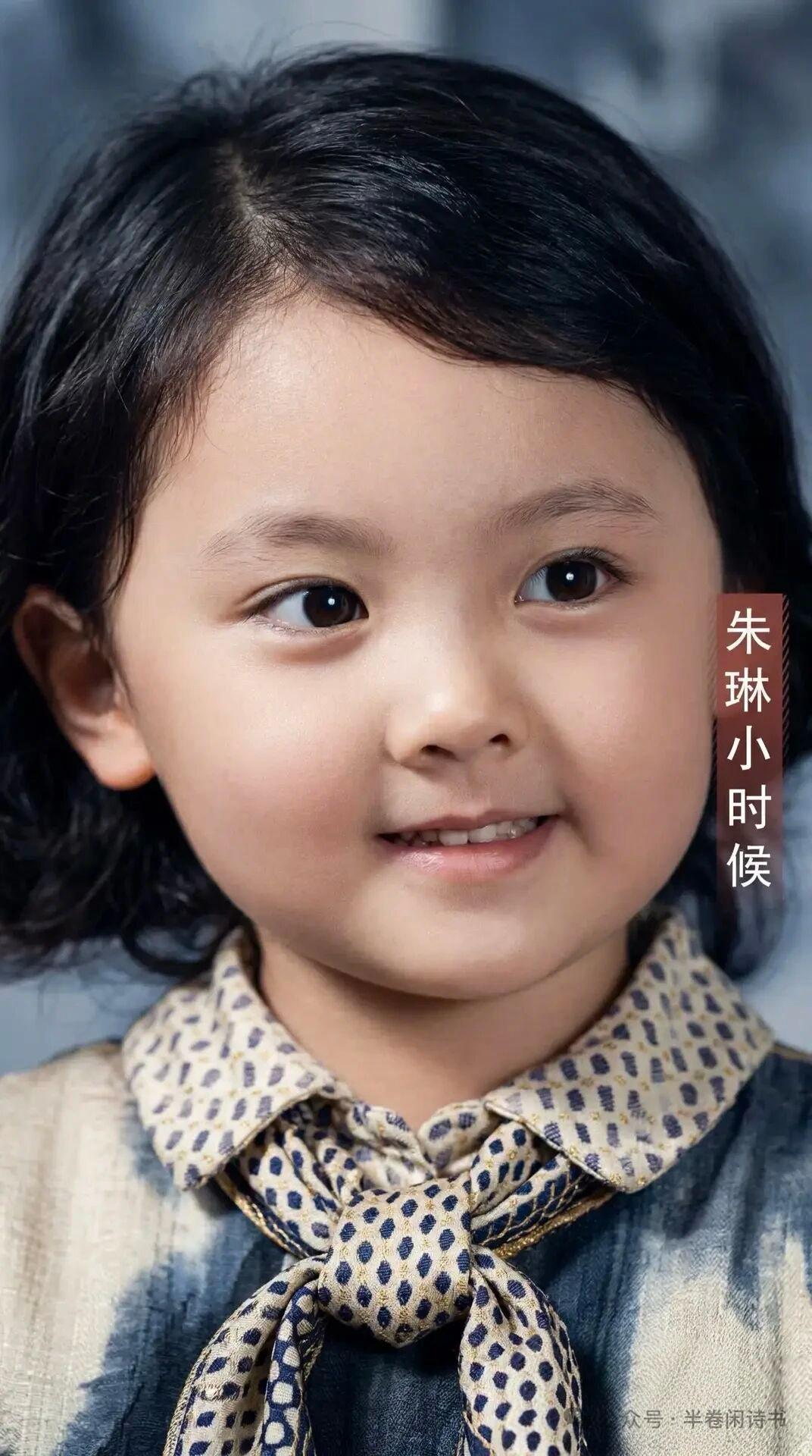真正的美女是不受年龄限制的。三岁是小美女，七十三岁是老美女。她第一美女的地