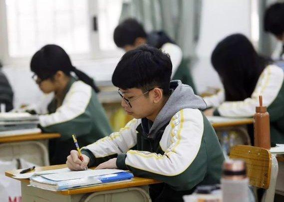 初中生补课之我见孩子上初中后，还要不要补课的话题，人们众说纷纭、各执一词，仁