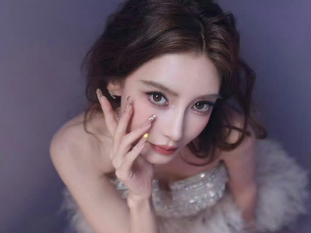 杨颖angelababy的这个视角真的太适合打上去了手里拿的很像那个