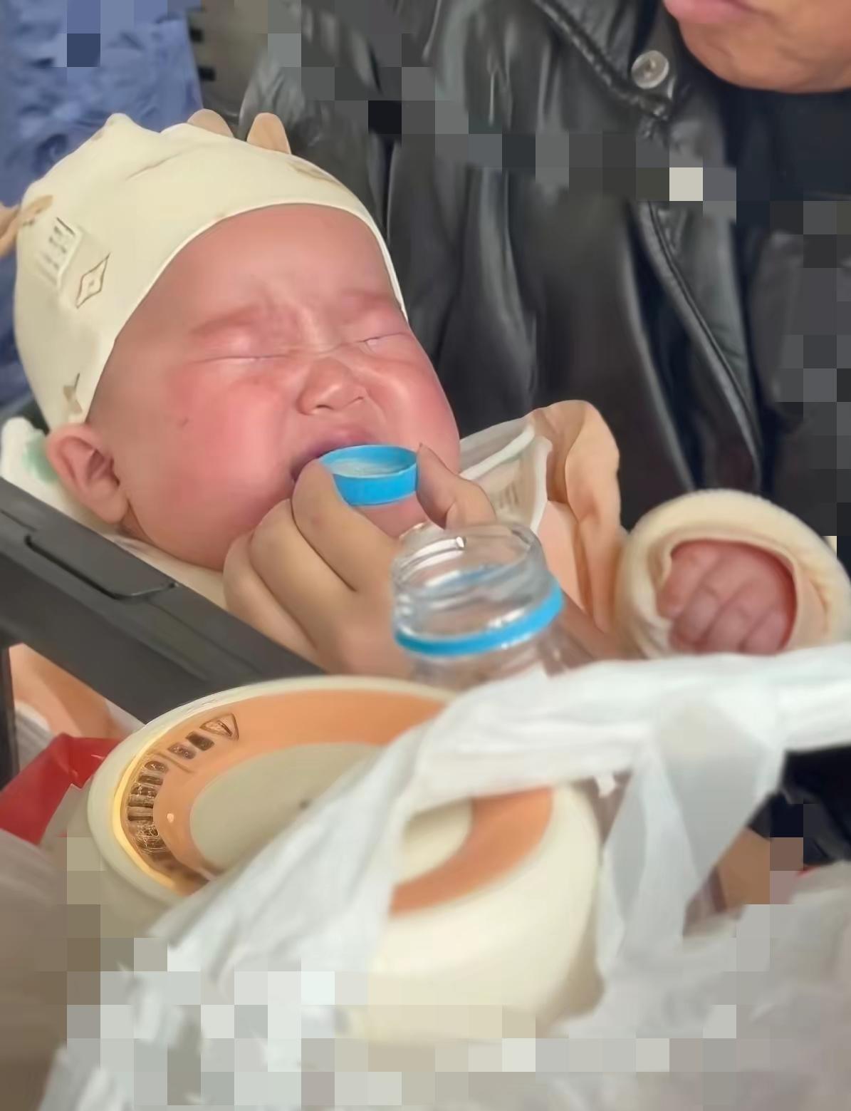 破防了！K234列车上，宝妈忘带奶瓶急到崩溃，陌生小伙的做法太圈