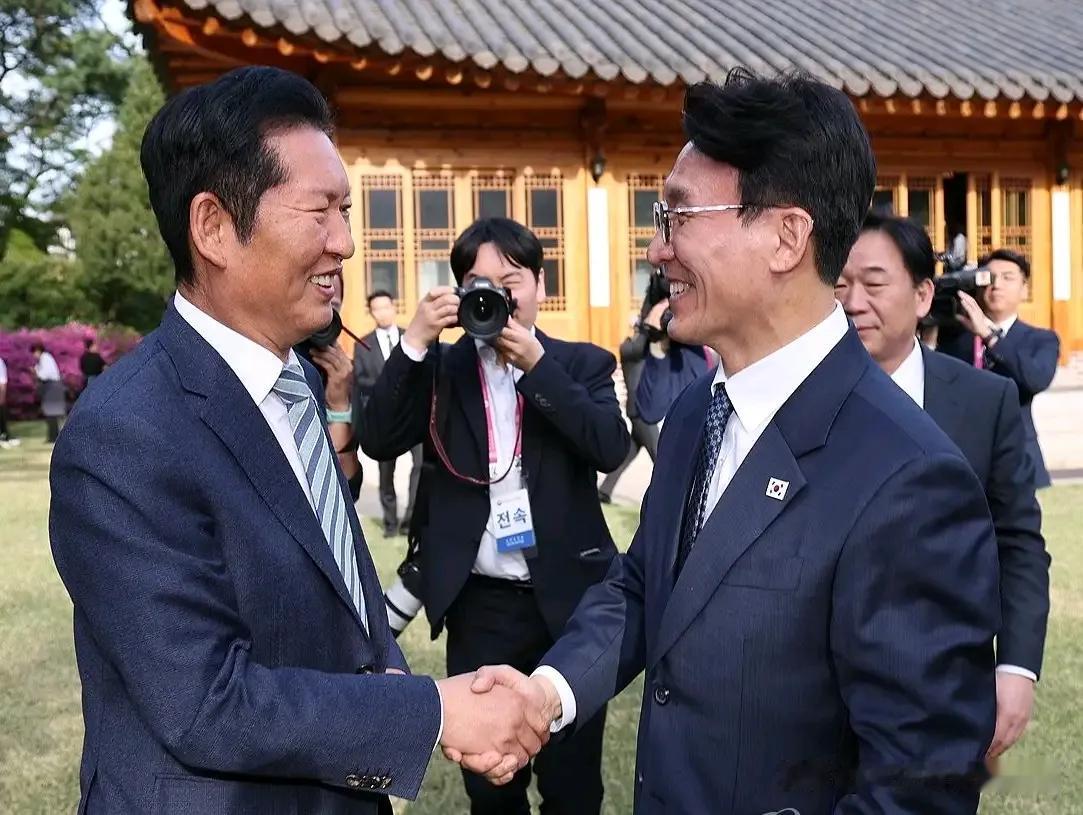 韩国国务总理金珉锡表明要辞去总理一职，竞选共同民主党党首。起因就是共同民主党在