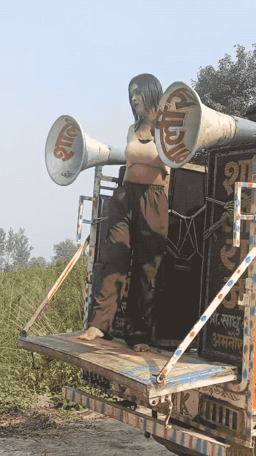 印度的火化蹦迪太抽象：一个人奔放舞台，见证一个人的死亡！这段视频描绘了印度拉贾斯