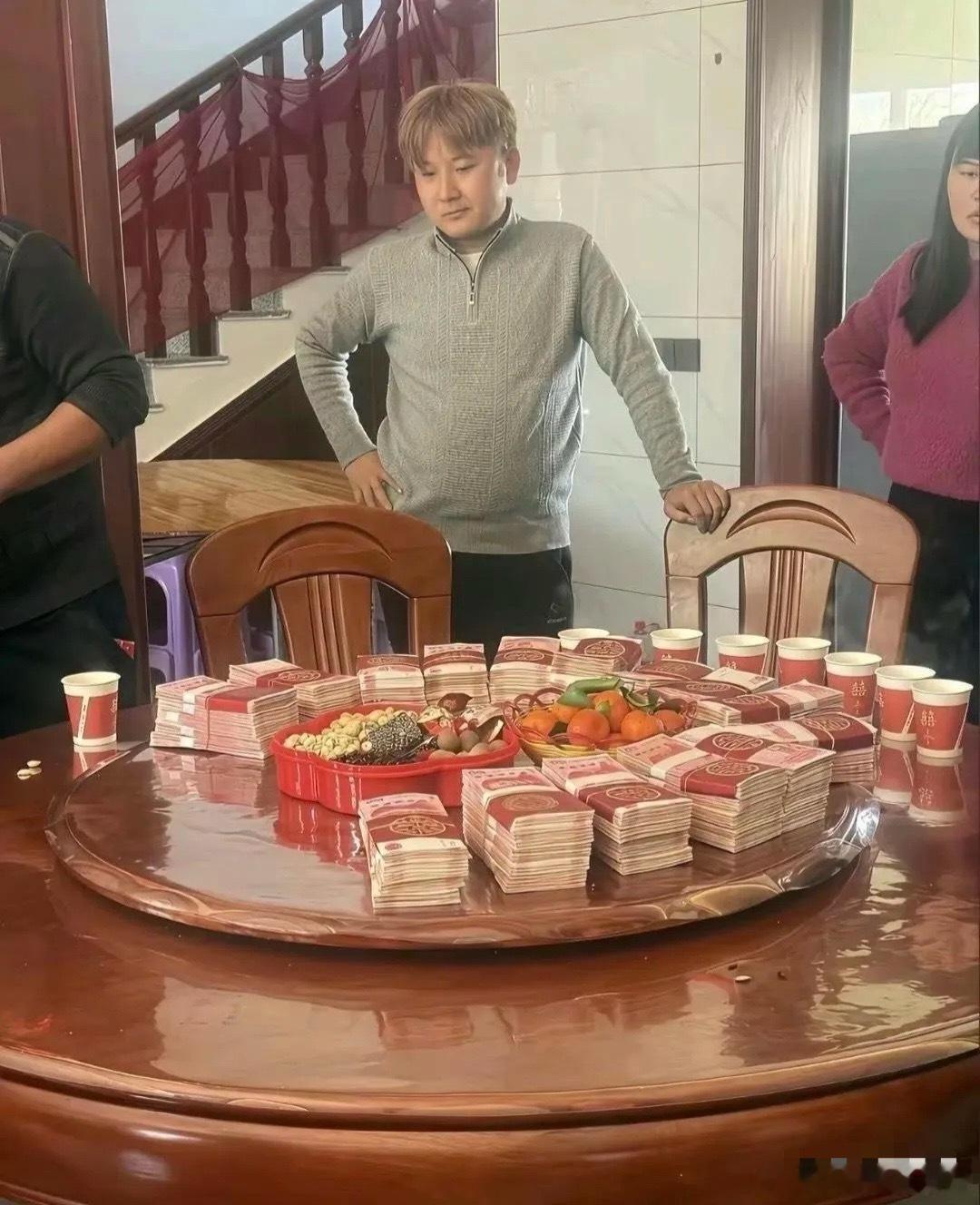 能拿的出这么多钱，为什么都不开心的样子啊？