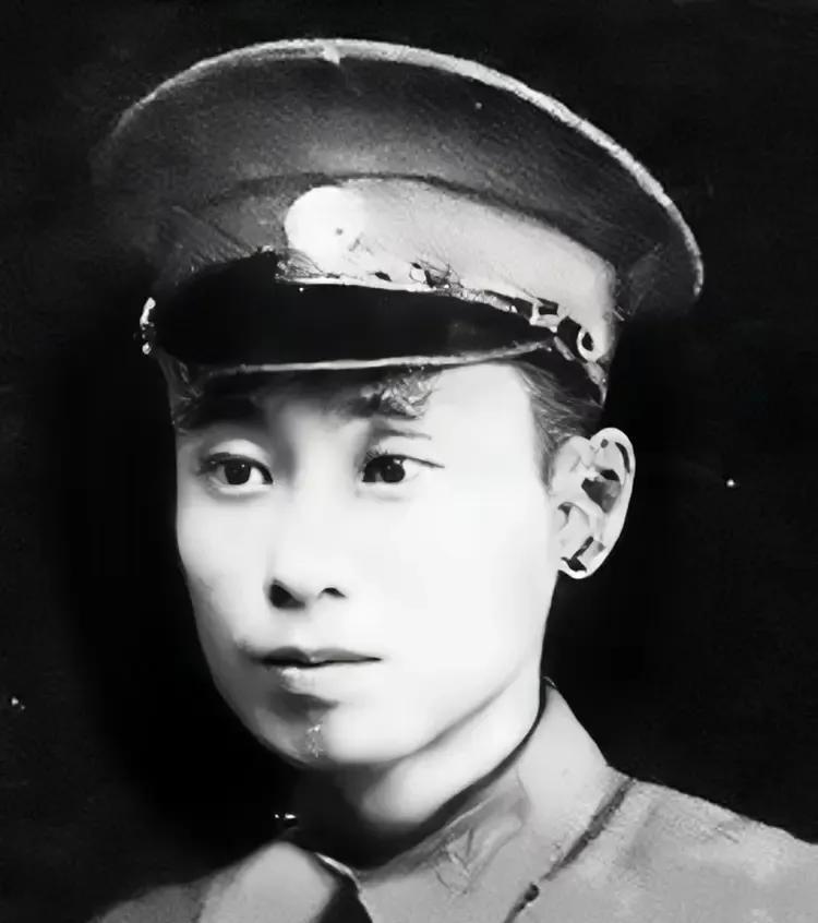 韩浚（1893-1989），湖北黄冈人。早年就读于北京铁道管理学校，1924