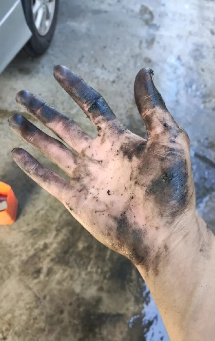 我们厂里有一个工人叫老周。他人很老实，但是不修边幅，整天邋里邋遢的，衣服也是整天