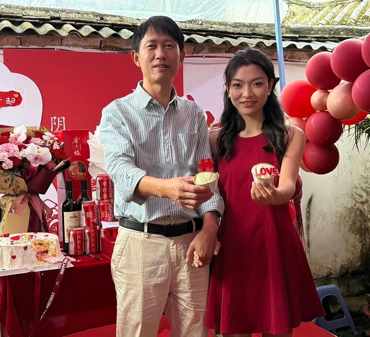 00后的新娘，70后的新郎，一树梨花压海棠。新娘叫李作美，新郎叫阴文兵，他们在举