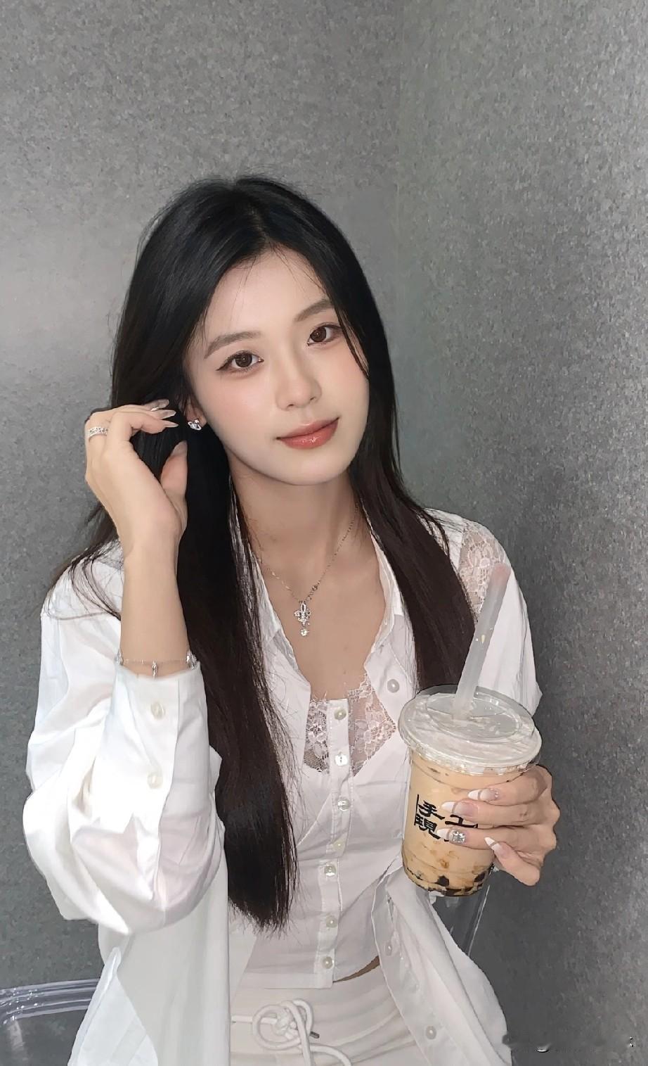 元气少女手捧奶茶，甜美瞬间定格！