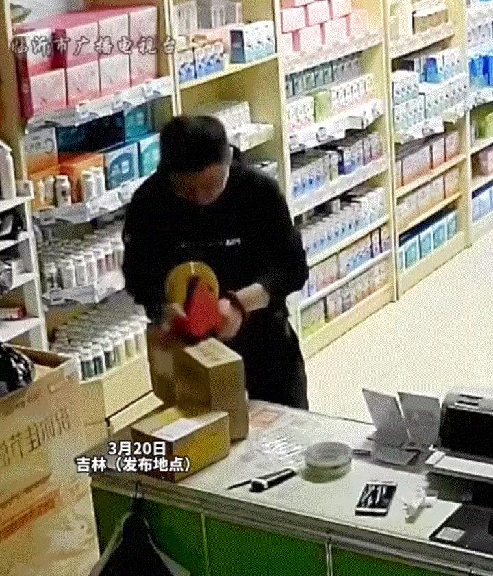 吓懵了！吉林一男子，在自家店内打包商品时，突然一旁买了五六年的山羊摆件发出了“咩