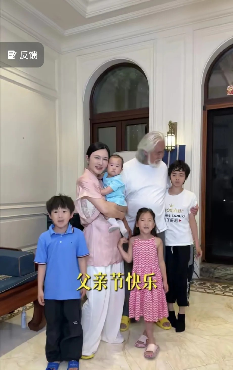 有个张纪中一样像爷爷的爸爸是种什么感觉呢？父亲节，一家6口全部出镜，以嘟嘟的视