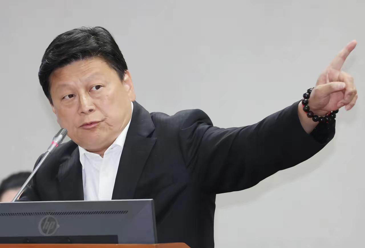 就算掏空台湾三代人的4兆血汗钱，绝不可能过关！傅崐萁今天直接摊牌：不管民众党如何