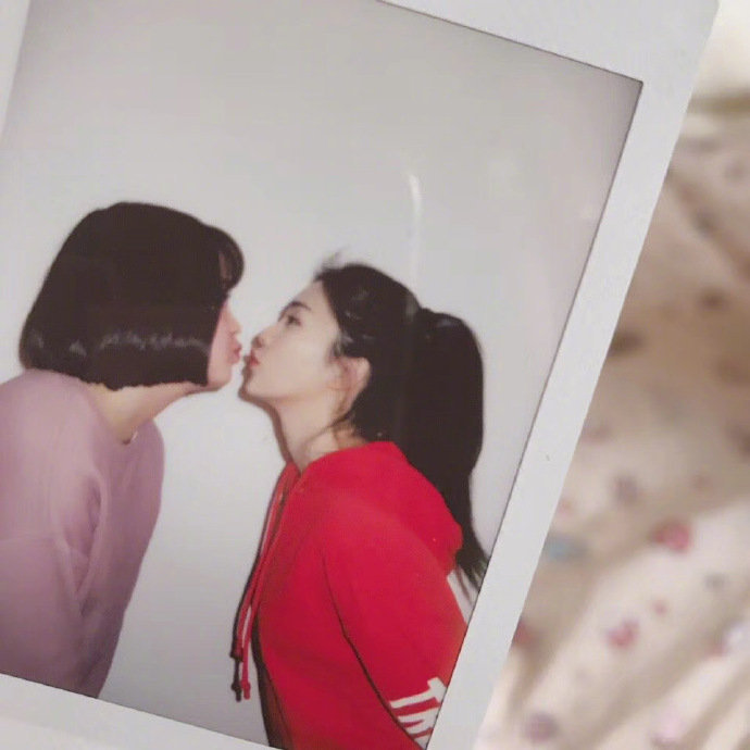 白鹿十周年晒与呵呵合照，没想到白鹿呵呵十周年了，谁懂这份闺蜜情啊，一直陪伴对方从