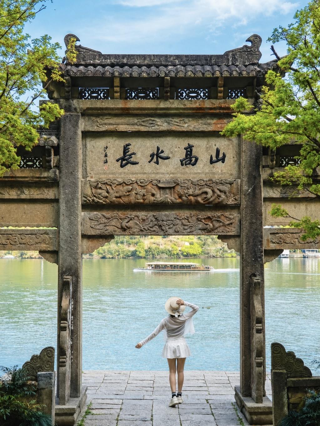 上海这几天热到离谱，出门买杯咖啡，回来妆就花了。刷到桐庐严子陵钓台，上海高铁过