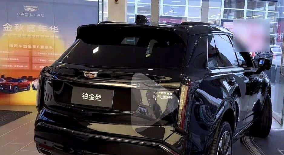 后排中央头枕一装，网友吵翻：凯迪拉克XT5真香还是割韭菜？车展现场，一位成都