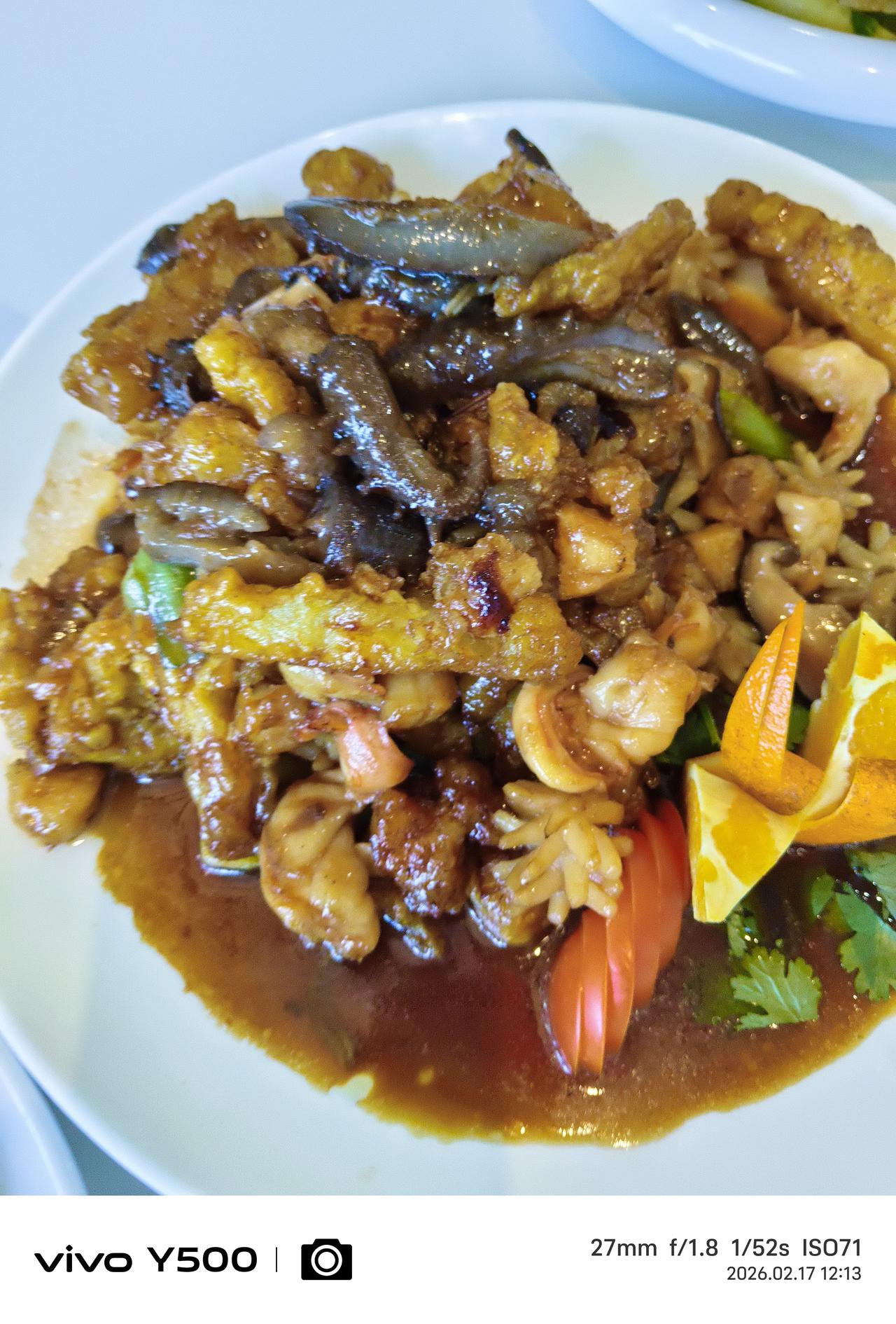 定制一部分，自制一部分，构成了一桌丰盛的年夜饭。如果都是自己制作，