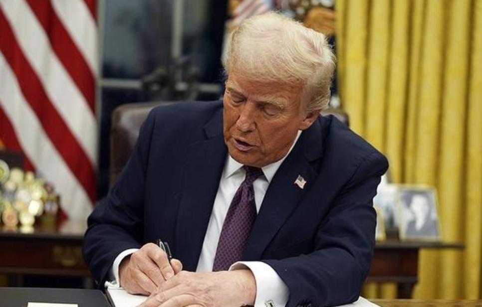 美国又对中国出手了！而且这次是“双管齐下”。 就在中国紧锣密鼓筹备重大活动之