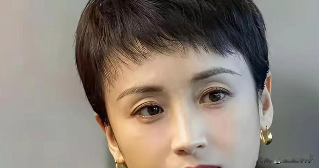 爆款选题卡在第一步？我直接对着空白文档敲了回车键。昨天助理交来份初稿，关键人