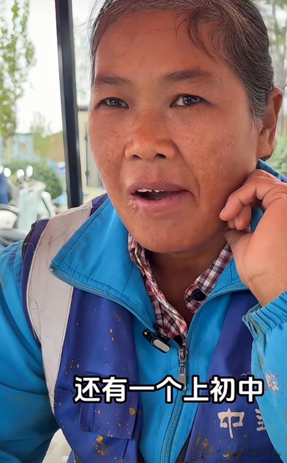 这位姐姐说自己从来不买衣服都是自己小孩穿剩的衣服她有四个孩子，两男两女，任务
