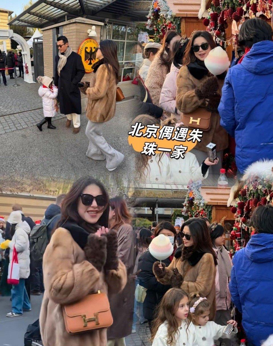 朱珠用手臂轻推丈夫，全程眼神专注紧盯镜头，被网友调侃“老公也阻挡不了中国女人想要